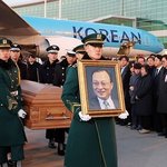 '고국 품으로' 이해찬 前 총리 시신, 인천공항 <b>도착</b>…金총리 등...