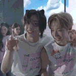 슴콘 퇴장때 원빈 바로 앞에서 지나간다음 윈터가 <b>지젤</b> 쳐다봄