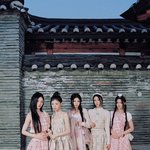 한복 입고 설날 기념 <b>화보</b> 공개한 걸그룹