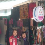 최윤홍 " 부산 괴정 전통시장에서 상인들과 <b>인사</b>를 나누다 "