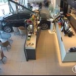 승용차 카페 안으로 정면 <b>돌진</b> 사고 경위 조사중