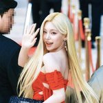 <b>금발</b>+레드 조합으로 핫걸 그 자체였던 여돌