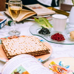 세데르 접시에 담긴 의미: 각 <b>음식</b>의 상징과 오늘날에도 여전히 중요한...