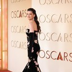 발렌티노 추모 <b>드레스</b> 입은 앤 해서웨이