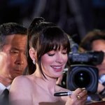 앤 해서웨이 <b>도쿄</b> 서울 패션 비교