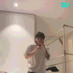 정국 <b>신발벗</b>은 실제 비율이라는데 진짜 작다