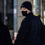 아미는 사과나 해명을 거부하는 정국에게 노래를 헌정했습니다