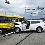 통학버스-승용차 충돌. 교사와 학생등 9명 병원 이송