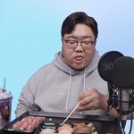 <b>님들</b> 누워서 두피냄세맡기 ㄱㄱ