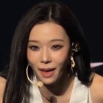 윈터는 오렌지 머리가 더 잘 어울리던데