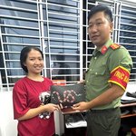 베트남 2억동을 주워 돌려준 중학생 소녀