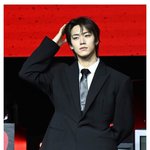 실시간 전원 정장 입고 쇼케이스 중인 남돌