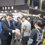 하정우 악수하고 손 털기 논란