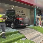 승용차가 자전거 치고 휴대폰 매장 덮쳐…2명 다쳐