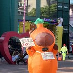 홍대에서 팬이 빌리 컴백 홍보 하고 있대ㅋㅋㅋ