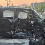 대학교 정문 앞 전도 사고로 차에 깔린 운전자, 시민들 '극적 구조'