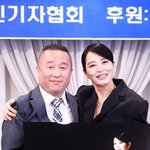 <b>일반인들</b> 옆에 김혜수 충격적 소두 인증