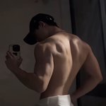 <b>이런</b> 팔 만들려면 헬스를 뭐부터 해야할까?