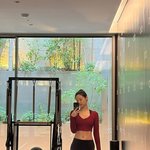 설현, 브라톱+<b>레깅스</b>만 입고 운동…王자 복근+개미허리 깜짝
