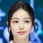 <b>이안</b> 메이크업 회사에서 시키는거야?