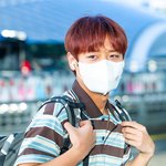 가방에 엄청 큰 <b>인형</b> 달고 다니는 아이돌