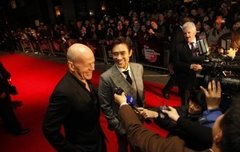 월드스타 이병헌!! <레드: 더 레전드>로 돌아온 그의 헐리우드 액션 맛보기!!