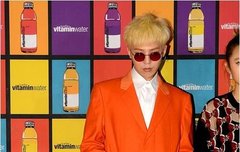 행사장에 나타난 GD, 과학자 패션 독특해!