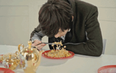 민현이에게 숟가락을