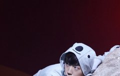 우영 노래 잘한다..