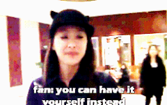 팬들에게 케잌 가져다주는 빅토리아 