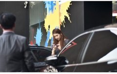 자동차 매장에 나타난 수지 차뽑았네..ㄷㄷ