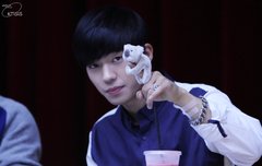 얘 팔목 왜이래