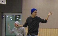 송민호의 기럭지가 길어보이는