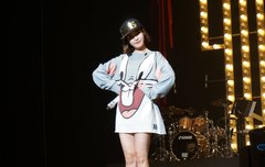 아이유 부산 콘서트 옷ㅋㅋㅋ