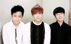 인사하는 이재진