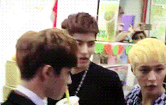 버블티 씹어먹는 경수 움짤