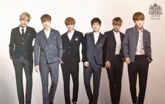 어딘가 어색한 화보