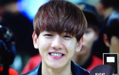 백현이 눈웃음..