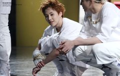 시우민 요즘 턱선이없네