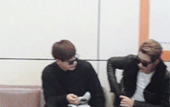 찬열이 어깨에 쓰레기 버리기