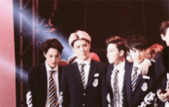 됴도르피해서도망다니는백현이