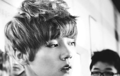 눈을 반쯤 떴을뿐인데