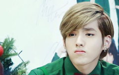 이때  크리스  완전 잘생김