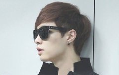 이 남자는 뭔가 보여주기 싫다..