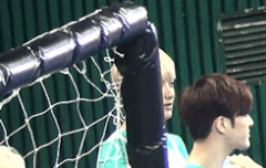 팬들에게 하트 날리는 타오