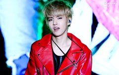 크리스쇼타임애서타오가찍어준바다애서찍은사진잇는비서잇니