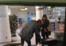 왜 한손으로 들었니...ㅋㅋㅋㅋ