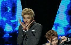 크리스가 애교를 하는데