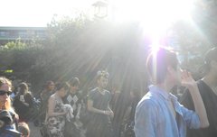 햇 살 속 에 그 대 가 보 여