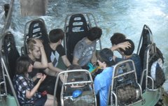 놀이 공원에 온 남자애들